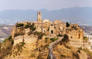 Capri e Pozzuoli “fuori”: Civita di Bagnoregio (borgo con 14 abitanti) è Capitale italiana dell’arte contemporanea 2028
