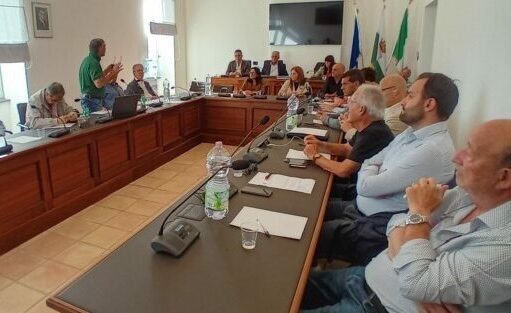 Gestione del porto e delle spiagge, ma in consiglio comunale a Forio si parlerà anche della revoca della cittadinanza a Delmastro