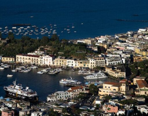 Al porto di Ischia iniziano lavori notturni per l’escavo di fanghi e sedimenti